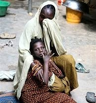 Abu Madaki sost&eacute;n a s&uacute;a filla, quen probou o medicamento Trovan en 1996, e sofre dano cerebral