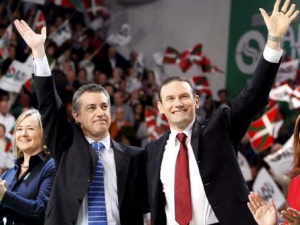 Ibarretxe e Urkullu durante o acto de peche de campa&ntilde;a do PNV, en Bilbao
