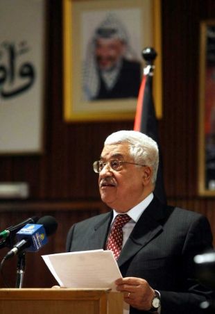 Mahmoud Abbas, presidente da ANP e l&iacute;der de Al Fatah. Ao fondo, un retrato de Yasser Arafat