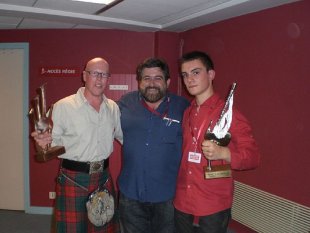 Pablo Devigo, &aacute; dereita, recollendo o galard&oacute;n