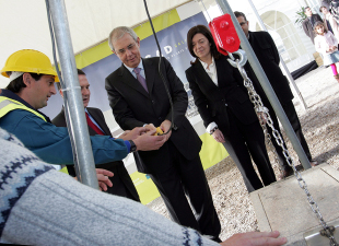 Colocaci&oacute;n da primeira pedra