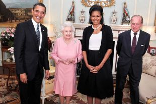Obama e a rai&ntilde;a de Inglaterra, cos seu consortes, esta quinta feira no Buckingham Palace de Londres