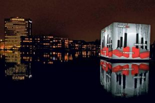 Un cubo, flotando no lago St. Jorgens de Copenhaguen, mostra a cantidade de CO2 que pode producir unha persoa nun mes