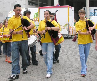 Grupo de gaiteiros nas festas de Boiro / Foto: Lu&iacute;s Miguel Bugallo