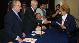 imaxe de arquivo: Fraga e Miras Portugal no Centro Galego de Bos Aires durante unha entrega de tal&oacute;ns (7-11-2003)