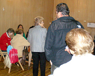 Os m&aacute;is madrugadores acheg&aacute;ronse xa dende primeira hora aos colexios