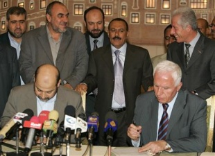 Moussa Abu Marzouk (esquerda) e Azzam Al Ahmed, baixo a mirada de Ali Abdullah Saleh (de p&eacute;, no centro)