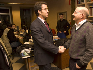Feijoo sa&uacute;da a Eduardo Rego, profesor de Sociolox&iacute;a e opinador de Vieiros