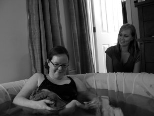 Unha doula xunto &aacute; nai e ao beb&eacute; que acaba de nacer. Flickr: bbaltimore