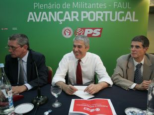 S&oacute;crates est&aacute; no momento m&aacute;is baixo dende que chegou ao poder, segundo as enquisas