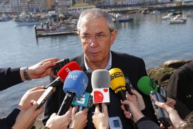 Touri&ntilde;o falando para os medios de comunicaci&oacute;n, en Camari&ntilde;as esta segunda feira / Imaxe: Flickr PSdeG