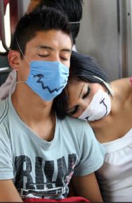 Dous mozos con m&aacute;scaras no metro, en Cidade de M&eacute;xico