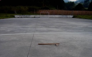Unha imaxe do campo de xogo de San Adrao, coas fabas de Lourenz&aacute; secando xusto detr&aacute;s
