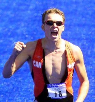 Simon Whitfield en Sidney 2000. G&oacute;mez Noya poder&iacute;a alcanzalo no n&uacute;mero de vitorias (11), de ga&ntilde;ar o domingo