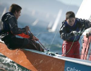 Dous rillotes mirando de darlle traza &aacute; s&uacute;a embarcaci&oacute;n