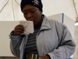 D&aacute;ndolle un bico ao voto / Imaxe: BBC