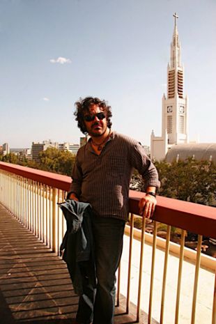 Fran P&eacute;rez en Maputo e nunha das actuaci&oacute;ns do festival (Fotograf&iacute;as: Xavier Belho)