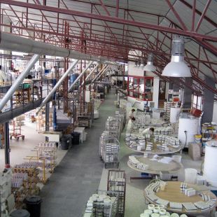 Interior da planta de produci&oacute;n, en Sargadelos