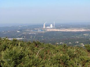 Ao fondo, a central de Meirama e, a car&oacute;n, a planta de Sogama / Flicrk: victorsantos