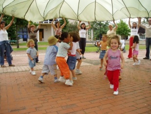 Nenos xogando e aprendendo xuntos. Imaxe de Preescolar na Casa