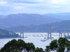 A Ponte de Rande e a enseada de San Sim&oacute;n / Flickr: lanair