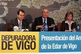 Durante o acto de presentaci&oacute;n do anteproxecto da EDAR, Abel Caballero, Emilio P&eacute;rez Touri&ntilde;o e Elena Espinosa