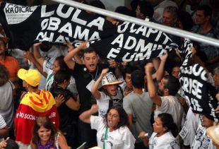 Unhas oito mil persoas xunt&aacute;ronse para o&iacute;r falar aos presidentes / Imaxes: Ag&ecirc;ncia Brasil