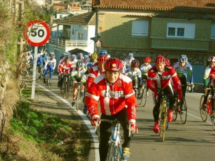 Un momento no percorrido con ciclistas do CC Guard&eacute;s e da escola de ciclismo do CC Rosal, desenvolvido o s&aacute;bado