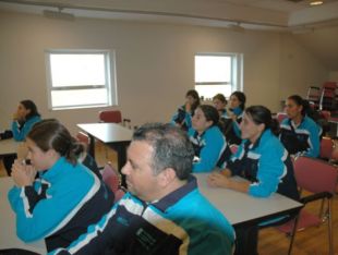 As irmandi&ntilde;as e o seleccionador nacional, Tito, atendento &aacute;s palabras de &Aacute;nxela Bugallo