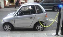 Un proxecto de coche el&eacute;ctrico, recargando
