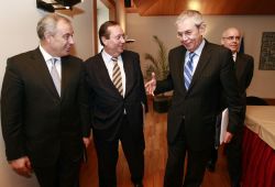 Touri&ntilde;o co ministro do Ambiente portugu&eacute;s, Francisco Nunes (no centro)