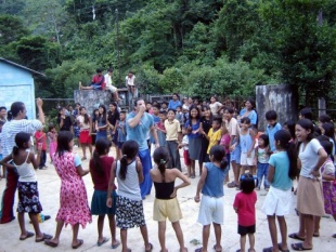 Membros de Pallasos en Rebeld&iacute;a traballando en Chiapas