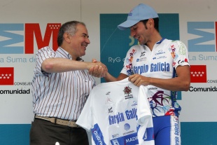 Carlos Casta&ntilde;o recibindo a camisola da 'Vuelta a Madrid'