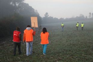 Ecoloxistas perseguindo os cazadores no campionato desenvolvido o ano pasado en Portomoar&iacute;n / Flickr: Equanimal