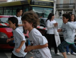 E suaron correndo uns detr&aacute;s dos outros