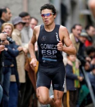 G&oacute;mez Noya vestido co equipamento da selecci&oacute;n galega, correndo en Pontevedra