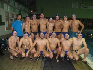 Unha imaxe dos compo&ntilde;entes do CN Pontevedra que lidera (por primeira vez dende a tempada 2004-2005) provisionalmente a liga