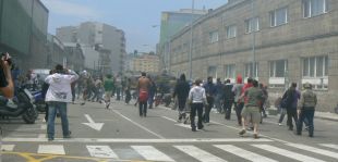 Enfrontamentos entre polic&iacute;a e operarios ante o predio de Barreras / Imaxe: Z&eacute;lia Garcia