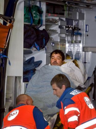 Un dos mari&ntilde;eiros rescatados, atendidos polo 061