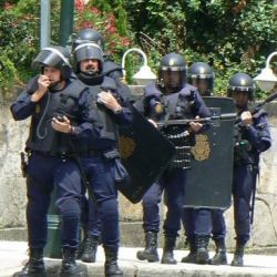 Imaxes da polic&iacute;a acompa&ntilde;ando os operarios do metal polas r&uacute;as de Vigo, esta terza feira / CIG