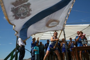 Os de Tir&aacute;n coa bandeira de Moa&ntilde;a, ga&ntilde;ada a fin de semana pasada