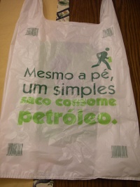 "Mesmo a p&eacute; um simples pl&aacute;stico consome petr&oacute;leo" / Flickr: anabananasplit