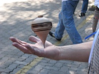 Un trompo de punta ben grande e ben grande el, b&aacute;ilalle a algu&eacute;n na man / Flickr: pintamono