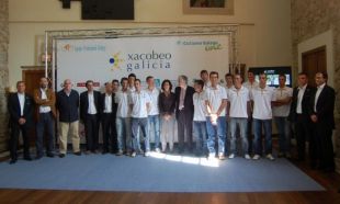 Unha foto de familia durante a recepci&oacute;n ofrecida ao XGZ