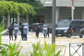 Imaxe do momento no que a polic&iacute;a comezaba a cargar na Praza Am&eacute;rica, esta cuarta feira / Imaxe: Z&eacute;lia Garcia