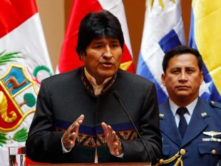 Morales comparecendo, ap&oacute;s expulsados o embaixador dos EUA de Bolivia, a quen acusou de 'incitar' as protestas opositoras / Clar&iacute;n
