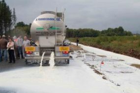 Imaxe da protesta da pasada semana, en Outeiro de Rei, onde se deitaron 25 mil litros de leite portugu&eacute;s