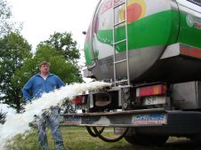 Baleirando os cami&oacute;ns de Leite R&iacute;o / Imaxe: SLG