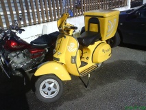 A m&iacute;tica Vespa de Correos. Esta &eacute; de Chapela e sacouna Tom&aacute;s R Vigo no seu Flickr