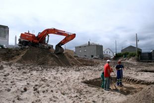 As primeiras catas feitas na zona e, a car&oacute;n, a pa retroescavadora